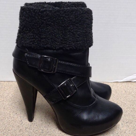 👍 Black Booties Size 7.5.       A2 - Picture 1 of 4